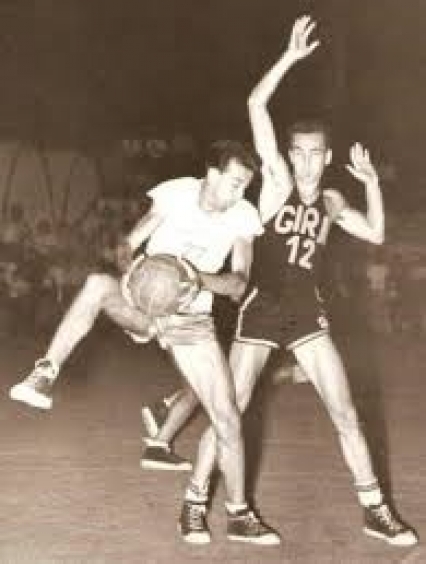 Sandro Gamba, futuro coach della nazionale con il Borletti, nell'edizione del Trofeo delle Rose del 1952.